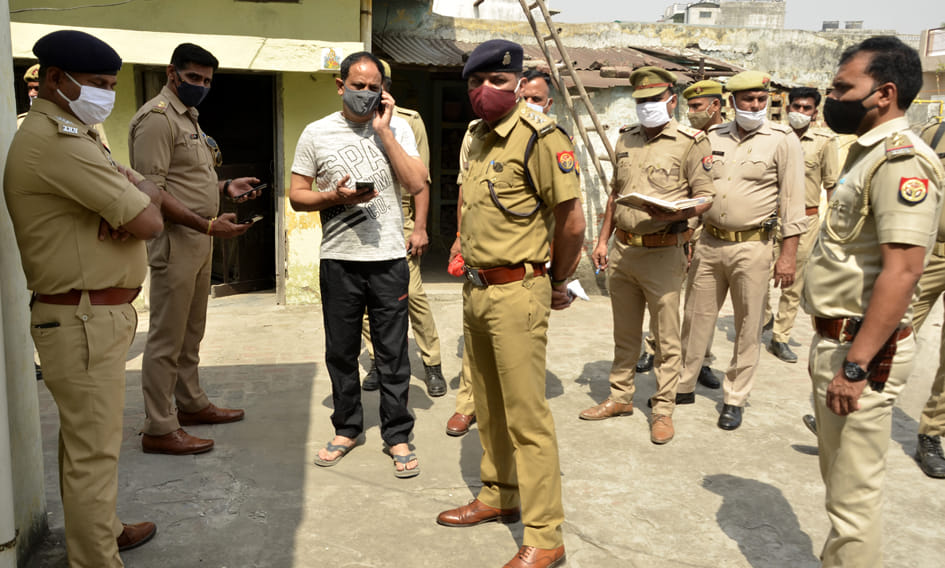 मुजफ्फरनगर में आदर्श कॉलोनी में सिपाही के आत्महत्या करने के बाद घटनास्थल पर जांच पड़ताल करते पु? मुजफ्फरनगर में आदर्श कॉलोनी में सिपाही के आत्महत्या करने के बाद घटनास्थल पर जांच पड़ताल करते पु?