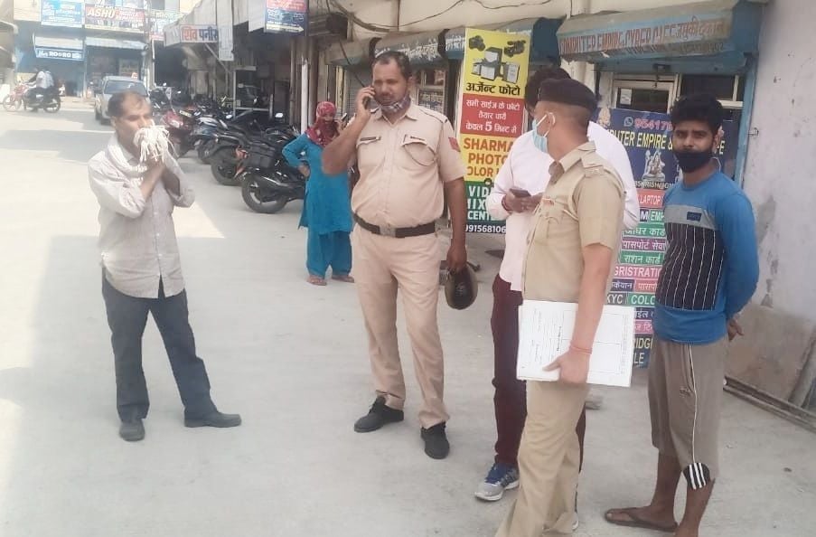 दुकानदारों से सीसीटीवी के बारे में बात करती पुलिस। संवाद दुकानदारों से सीसीटीवी के बारे में बात करती पुलिस। संवाद