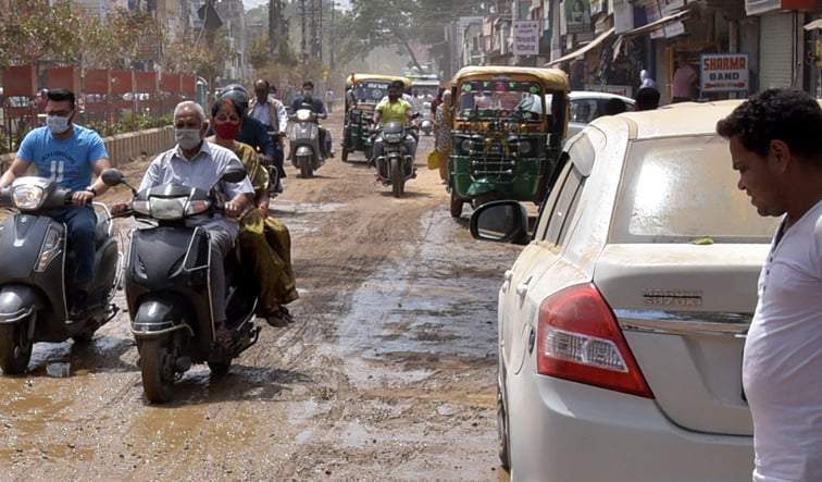 दिन में कोर्ट रोड़ पर धूल से बचने के लिये डाला गया पानी पर कारो पर जमी धूल रात की गवाई देती नजर आ रही दिन में कोर्ट रोड़ पर धूल से बचने के लिये डाला गया पानी पर कारो पर जमी धूल रात की गवाई देती नजर आ रही