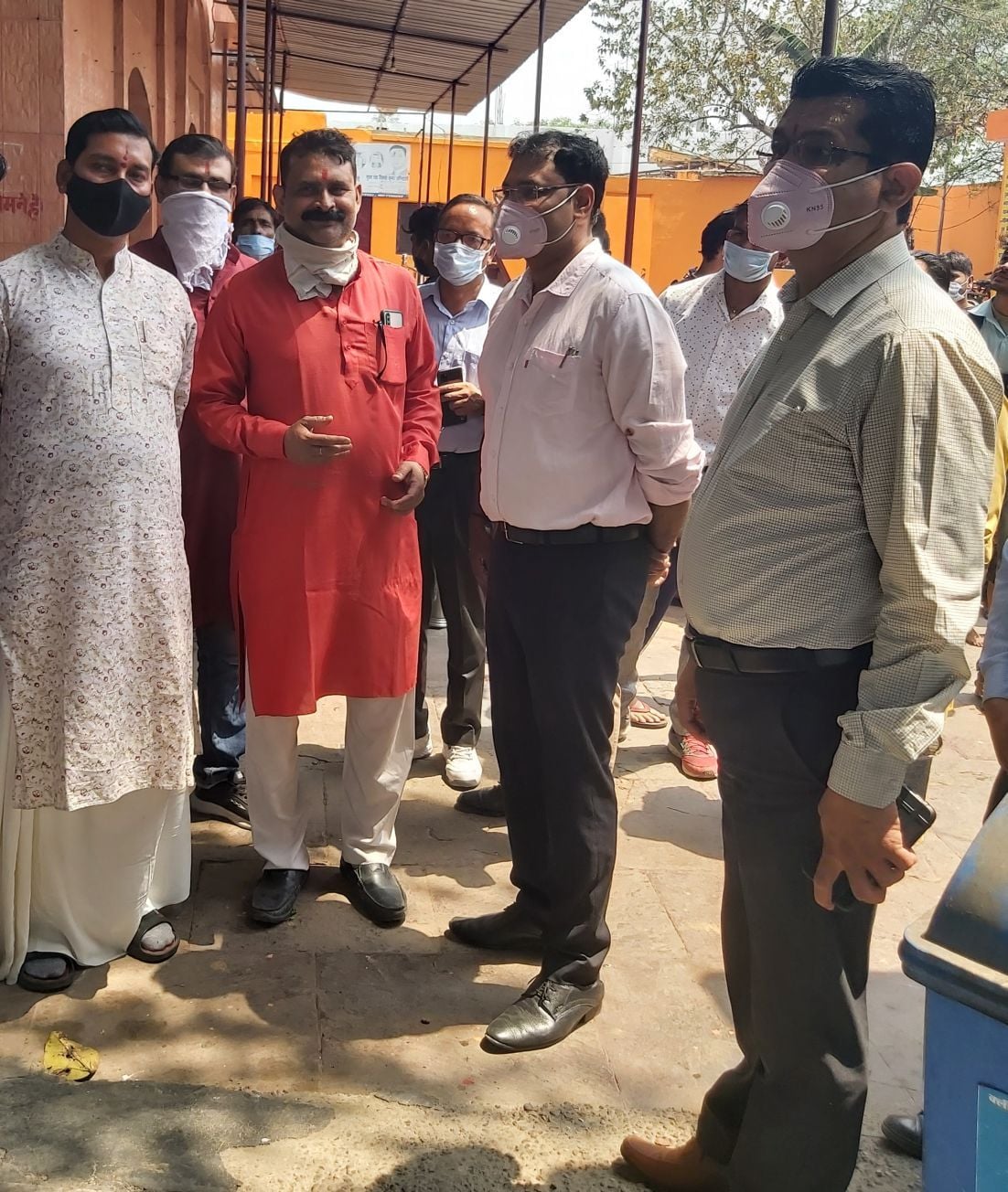 ाशीपुर में चैती मेले का निरीक्षण करते एसडीएम गौरव कुमार।