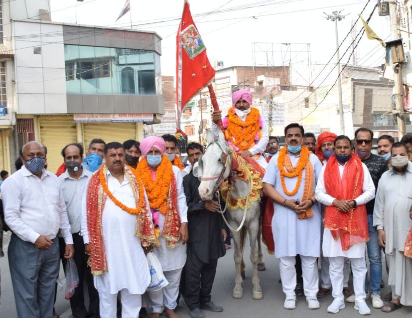 रुद्रपुर में मां ज्वाला की ज्योति के साथ चलते श्रद्धालु। रुद्रपुर में मां ज्वाला की ज्योति के साथ चलते श्रद्धालु।