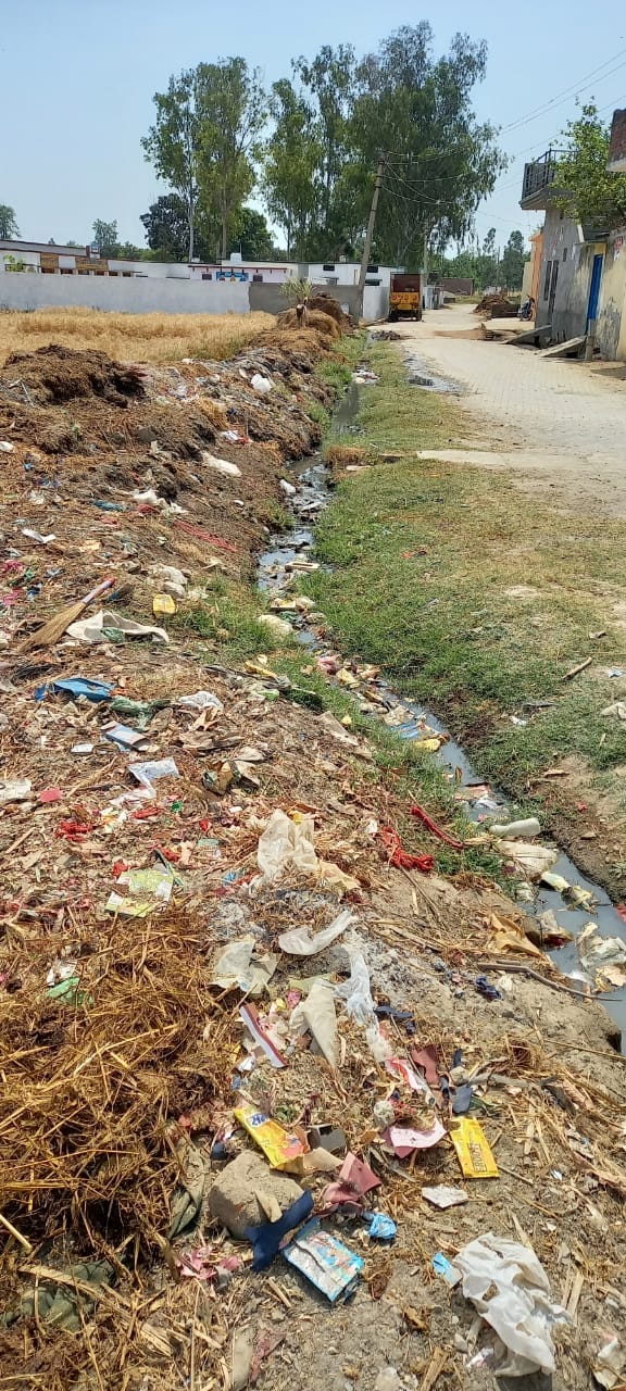 गोकलपुर में सड़क किनारे लगे गंदगी के ढेर गोकलपुर में सड़क किनारे लगे गंदगी के ढेर