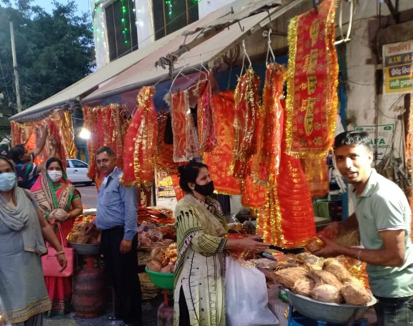 माता के श्रंगार की खरीदारी करती श्रद्धालु महिलाएं माता के श्रंगार की खरीदारी करती श्रद्धालु महिलाएं