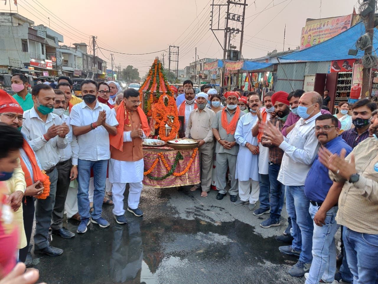 मां ज्वाला की ज्योति का स्वागत करते नागरिक। मां ज्वाला की ज्योति का स्वागत करते नागरिक।