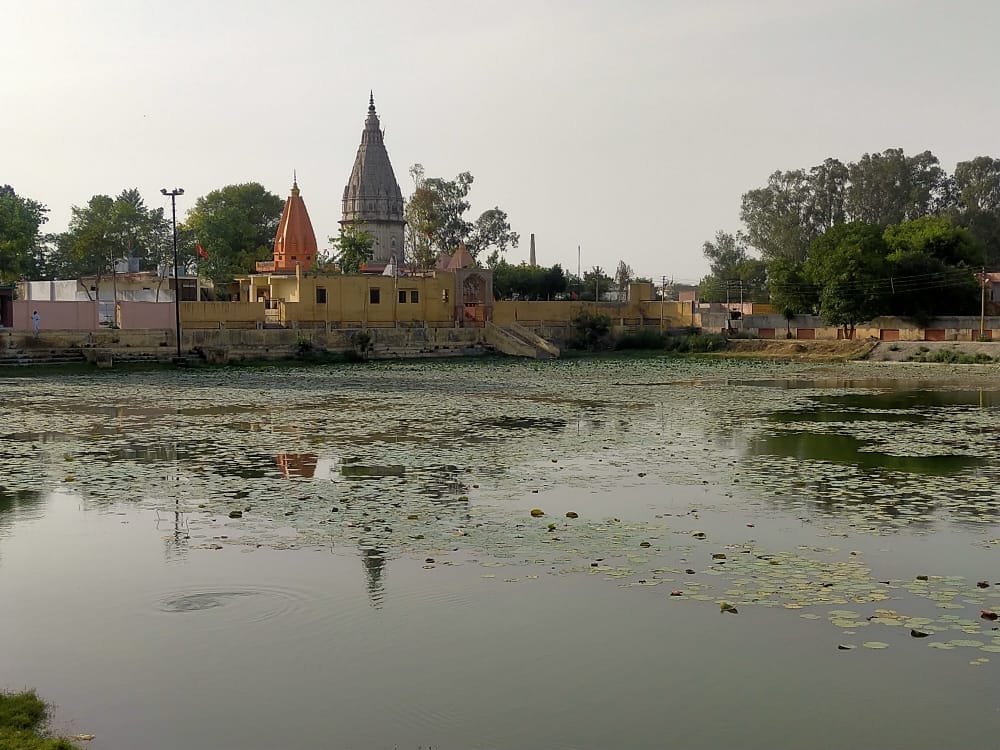 कैराना में प्राचीन देवी मन्दिर तालाब व उसके पीछे मा बाला सुन्दरी का भव्य मन्दिर