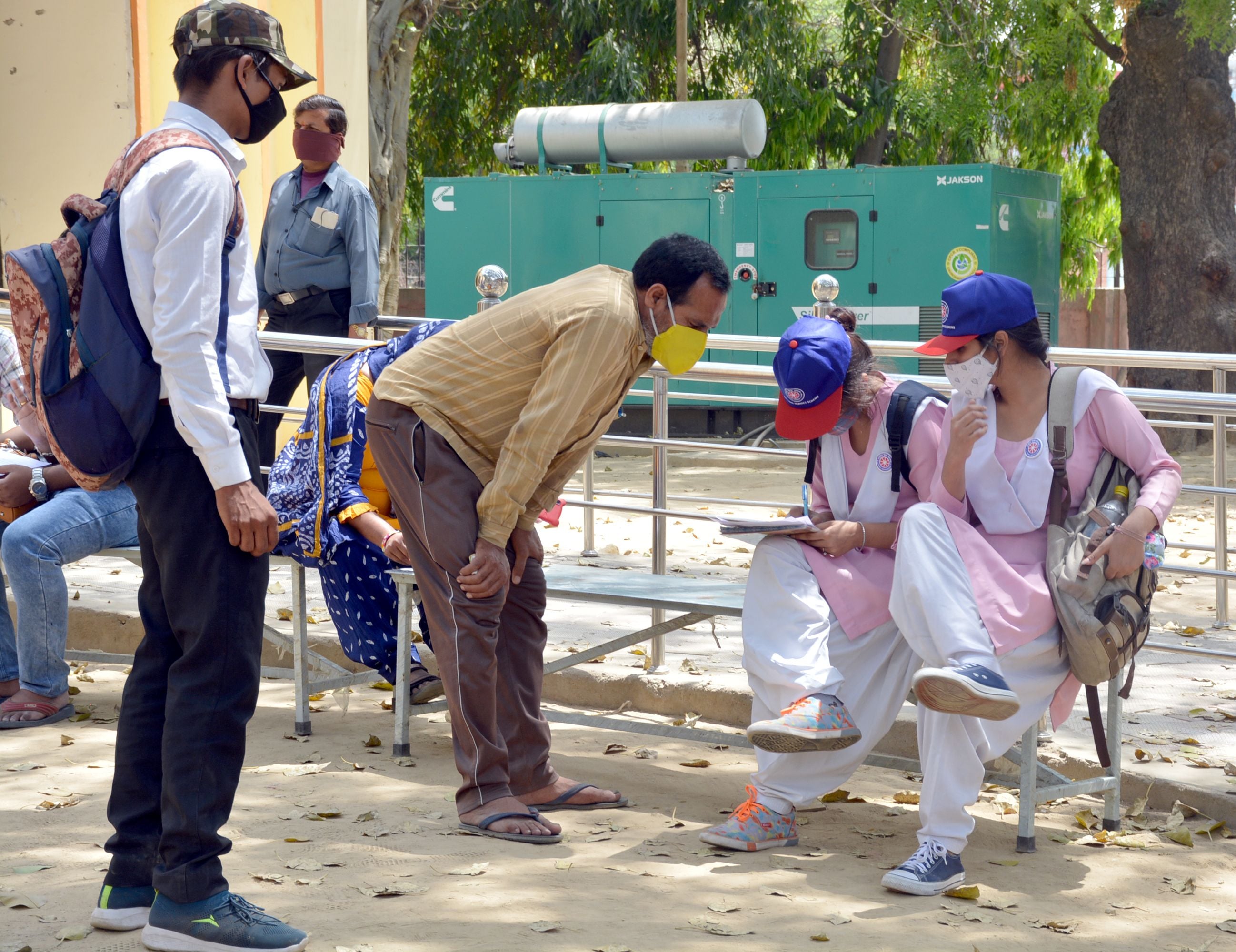 कोविड की जांच कराने के लिए फार्म भरने में मदद करतीं डीएस कॉलेज की छात्राएं। कोविड की जांच कराने के लिए फार्म भरने में मदद करतीं डीएस कॉलेज की छात्राएं।