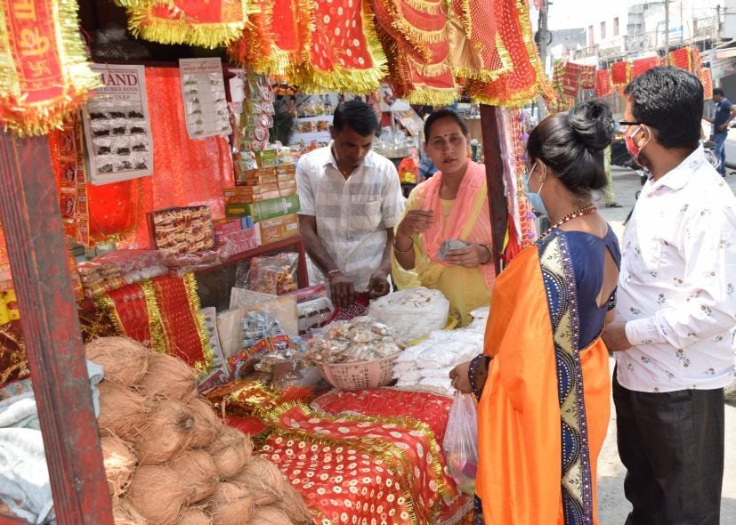 रुद्रपुर में नवरात्र पर्व के लिए प्रसाद खरीदते लोग। रुद्रपुर में नवरात्र पर्व के लिए प्रसाद खरीदते लोग।
