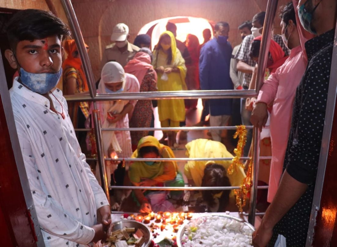 काशीपुर चैती मंदिर में नवरात्र पर पूजा-अर्चना करते लोग। काशीपुर चैती मंदिर में नवरात्र पर पूजा-अर्चना करते लोग।