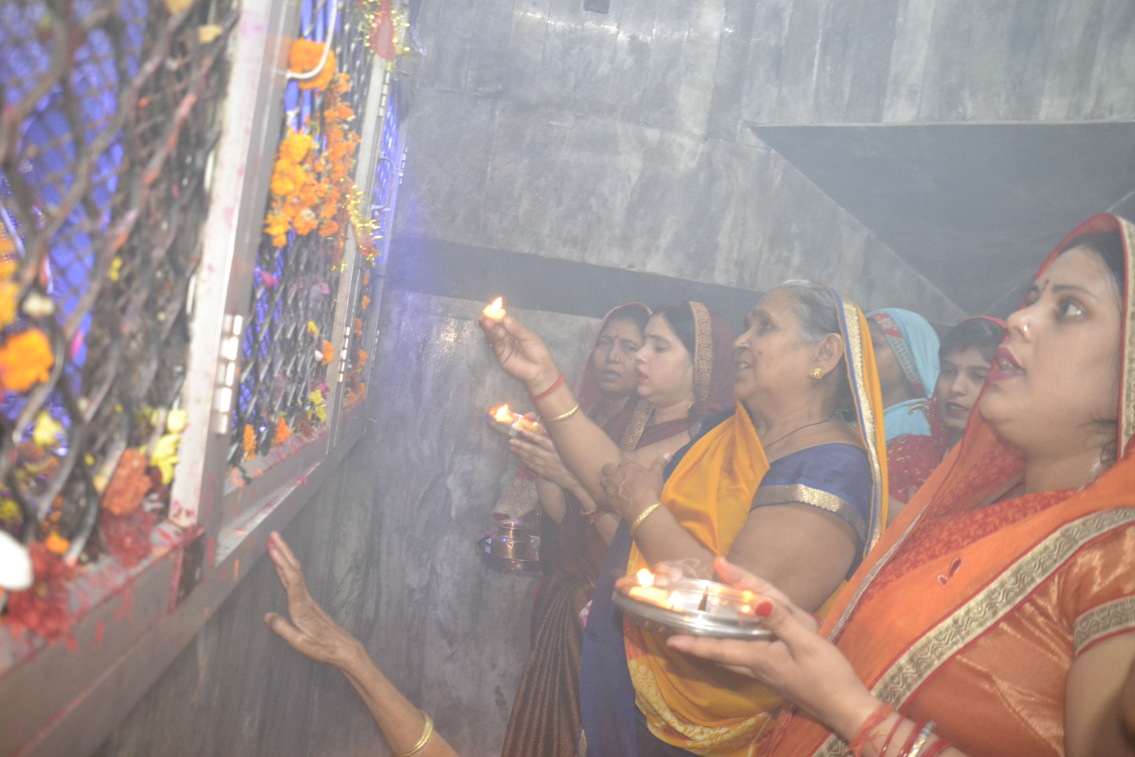 अकबरपुर के कालिका देवी मंदिर में बिना मास्क लगाए आरती करती महिलाएं। अकबरपुर के कालिका देवी मंदिर में बिना मास्क लगाए आरती करती महिलाएं।