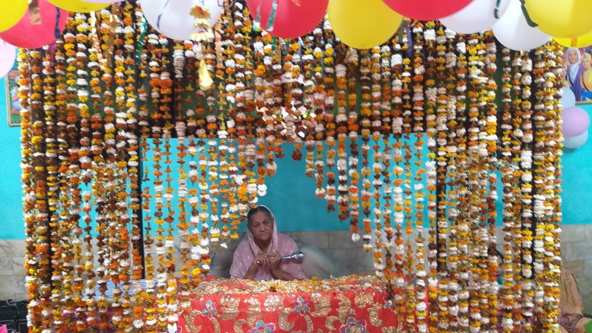 ानौता में बैशाखी पर्व पर गुरुग्रंथसाहिब जी के पाठ करते श्रद्धालु ानौता में बैशाखी पर्व पर गुरुग्रंथसाहिब जी के पाठ करते श्रद्धालु