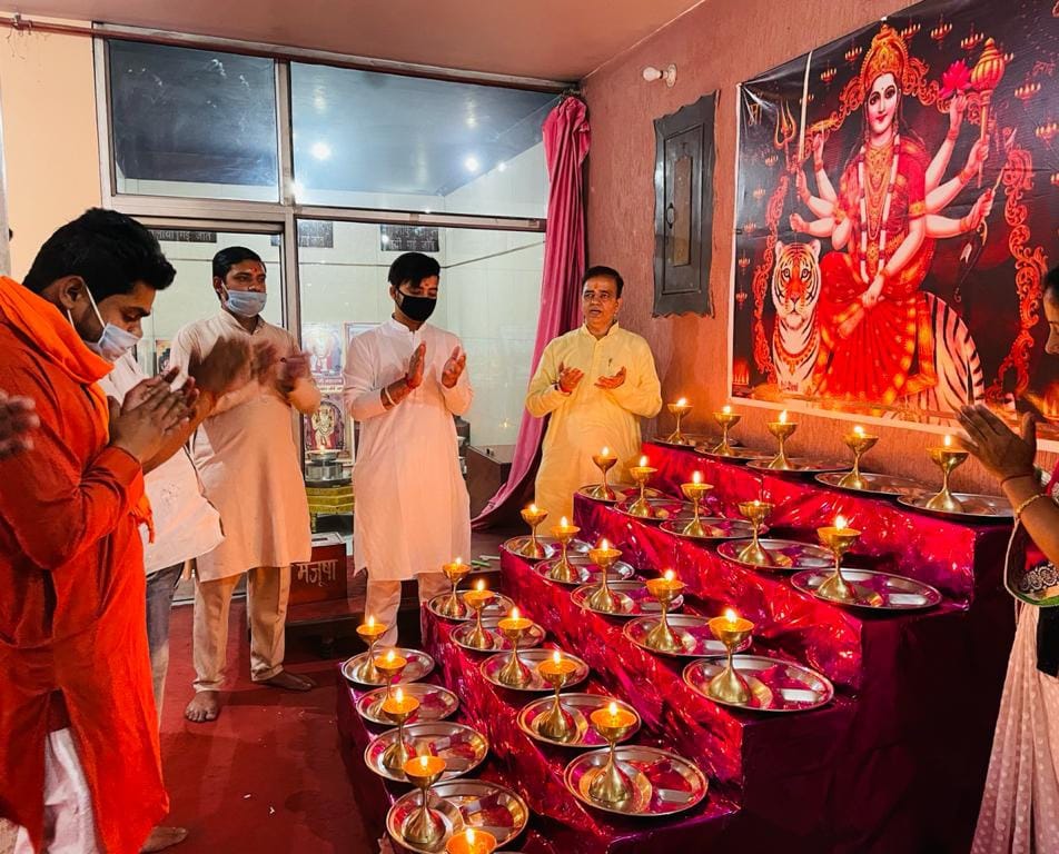 बेहट रोड स्थित श्री बालाजी धाम में प्रथम नवरात्र पर ज्योत प्रज्जवलित करने के बाद पूजा अर्चना करा? बेहट रोड स्थित श्री बालाजी धाम में प्रथम नवरात्र पर ज्योत प्रज्जवलित करने के बाद पूजा अर्चना करा?