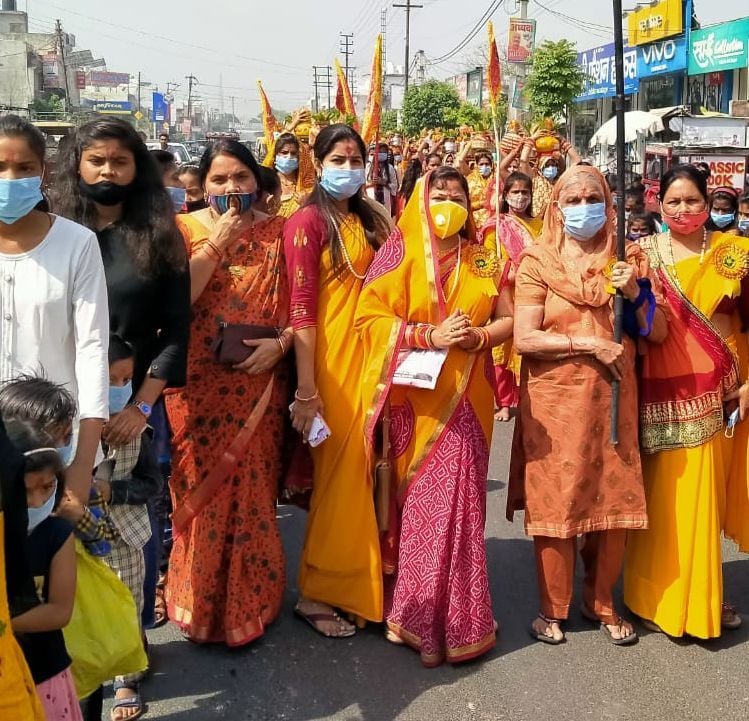 बाजपुर में कलश यात्रा निकालते श्रद्धालु। बाजपुर में कलश यात्रा निकालते श्रद्धालु।