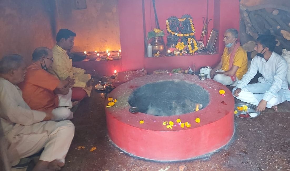 काशीपुर बाल सुंदरी मंदिर में हवन करता पंडा परिवार। काशीपुर बाल सुंदरी मंदिर में हवन करता पंडा परिवार।