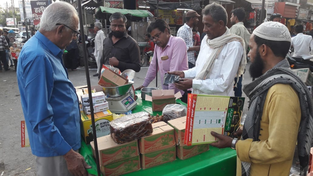 रमजान की खरीदारी करते हुए कस्बेवासी।