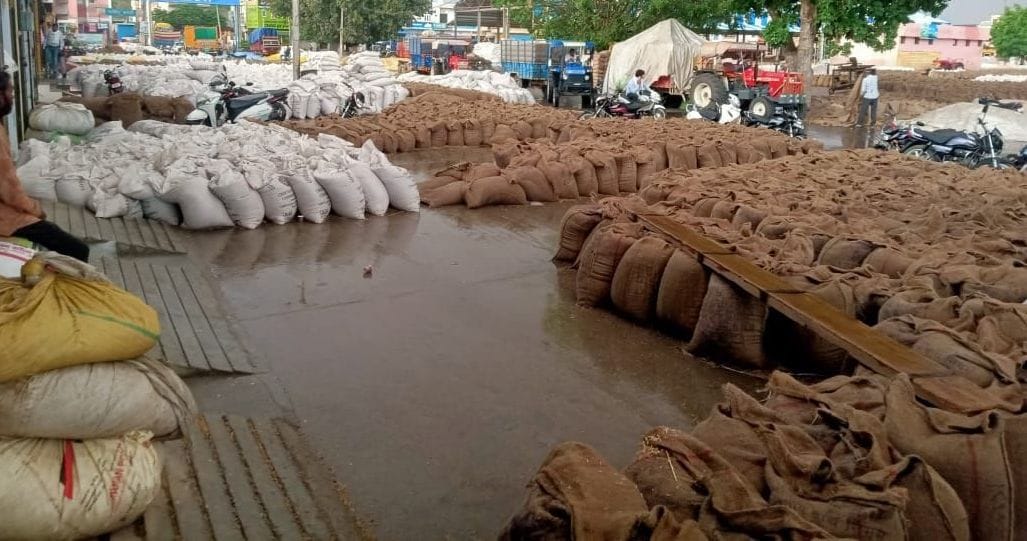 heat lying in the open due to lack of lift, worries of farmers