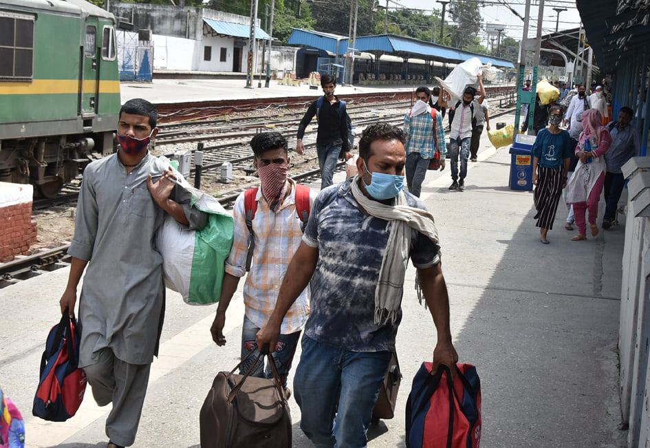 सहारनपुर में रेलवे स्टेशन पर ट्रेन से आते कर्मी। सहारनपुर में रेलवे स्टेशन पर ट्रेन से आते कर्मी।