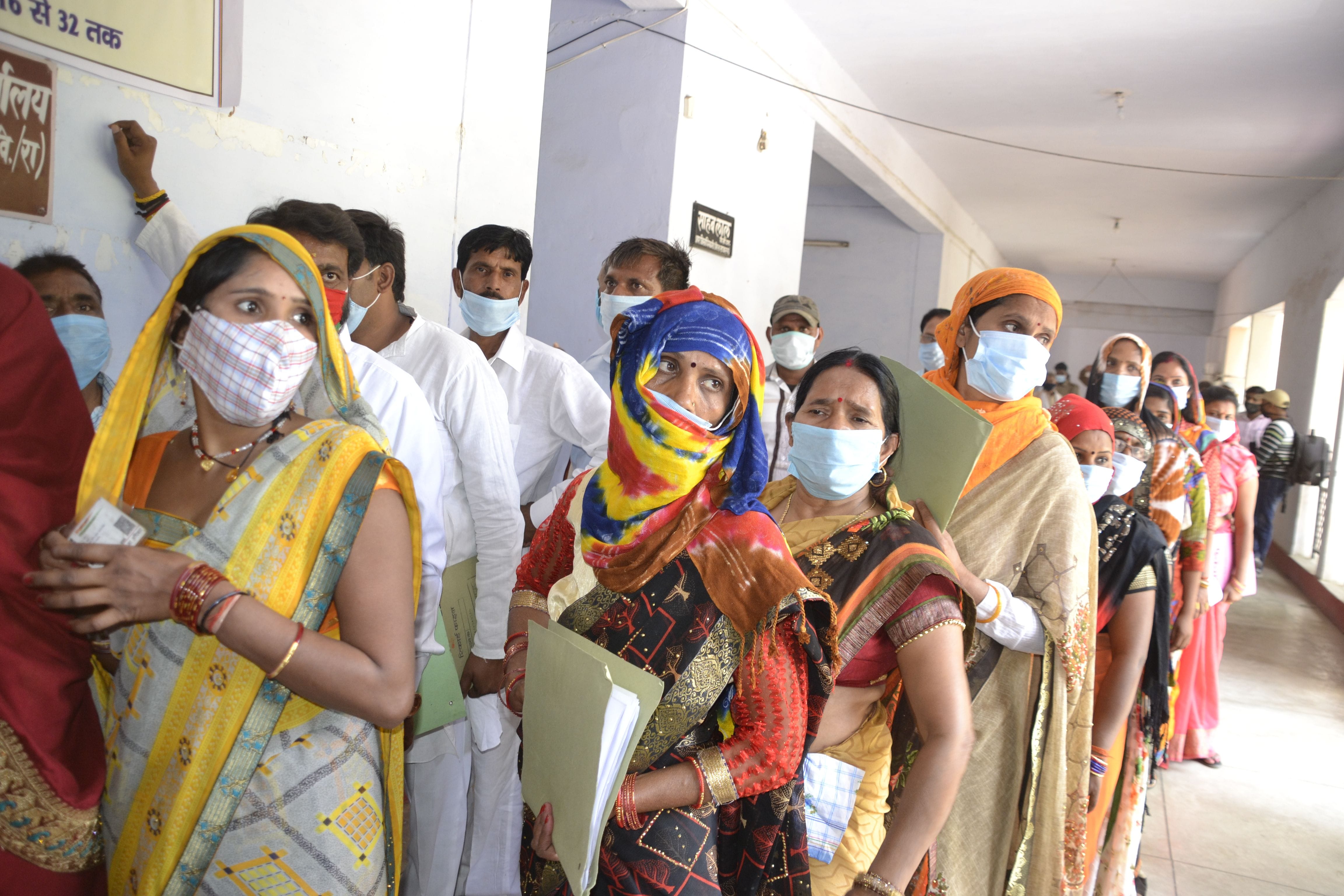 कलक्ट्रेट में आरओ कक्ष के बाहर नामांकन के लिए कतार में खड़े प्रत्याशी। कलक्ट्रेट में आरओ कक्ष के बाहर नामांकन के लिए कतार में खड़े प्रत्याशी।