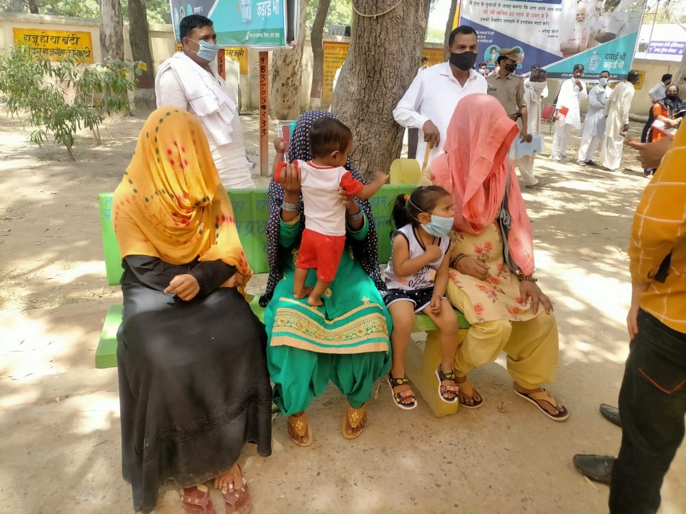 कैराना खंड विकास कार्यालय पर बच्चो को साथ लेकर आयी महिला प्रत्याशी