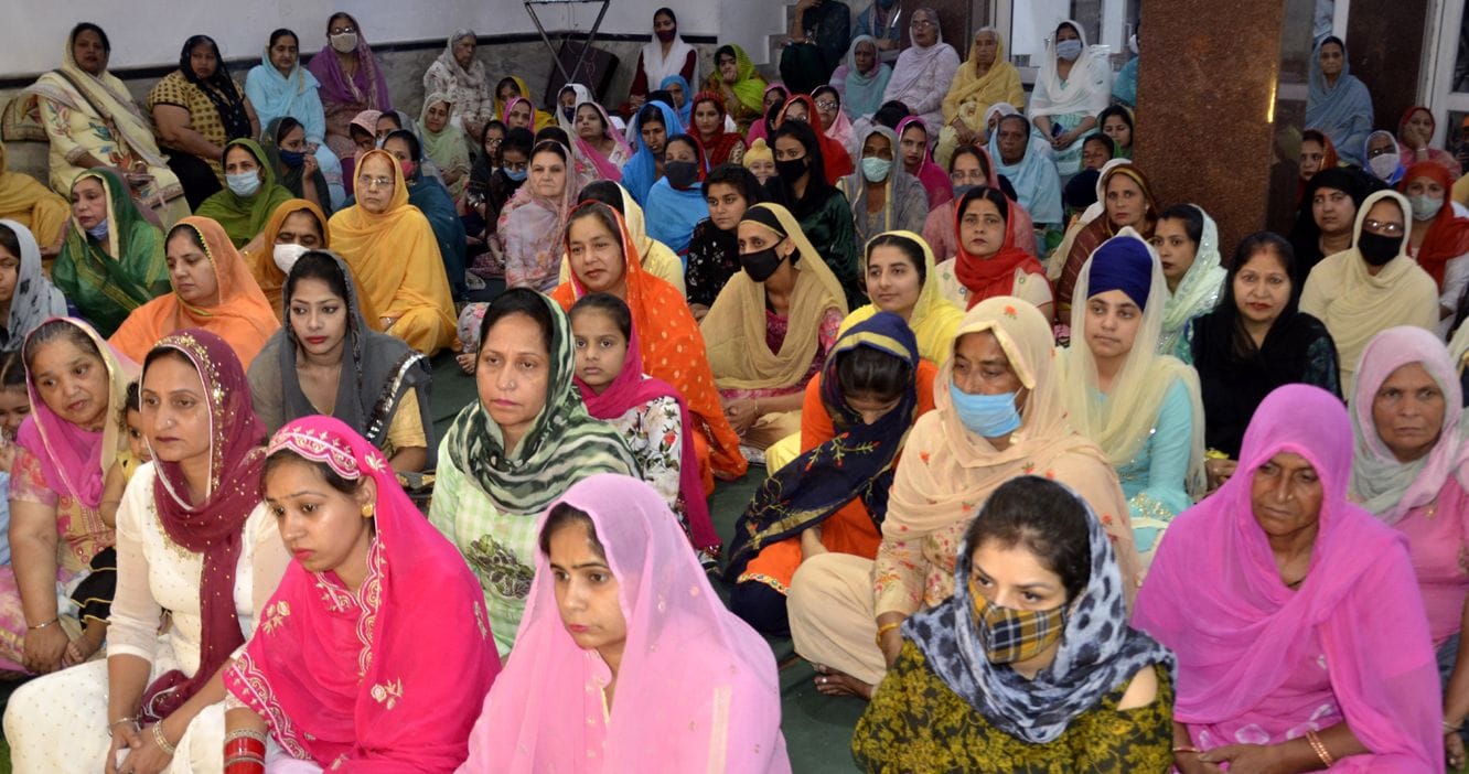 गांधी कॉलोनी स्थित गुरुद्वारा में बैसाखी पर्व के कार्यक्रम में मौजूद श्रद्धालु। गांधी कॉलोनी स्थित गुरुद्वारा में बैसाखी पर्व के कार्यक्रम में मौजूद श्रद्धालु।