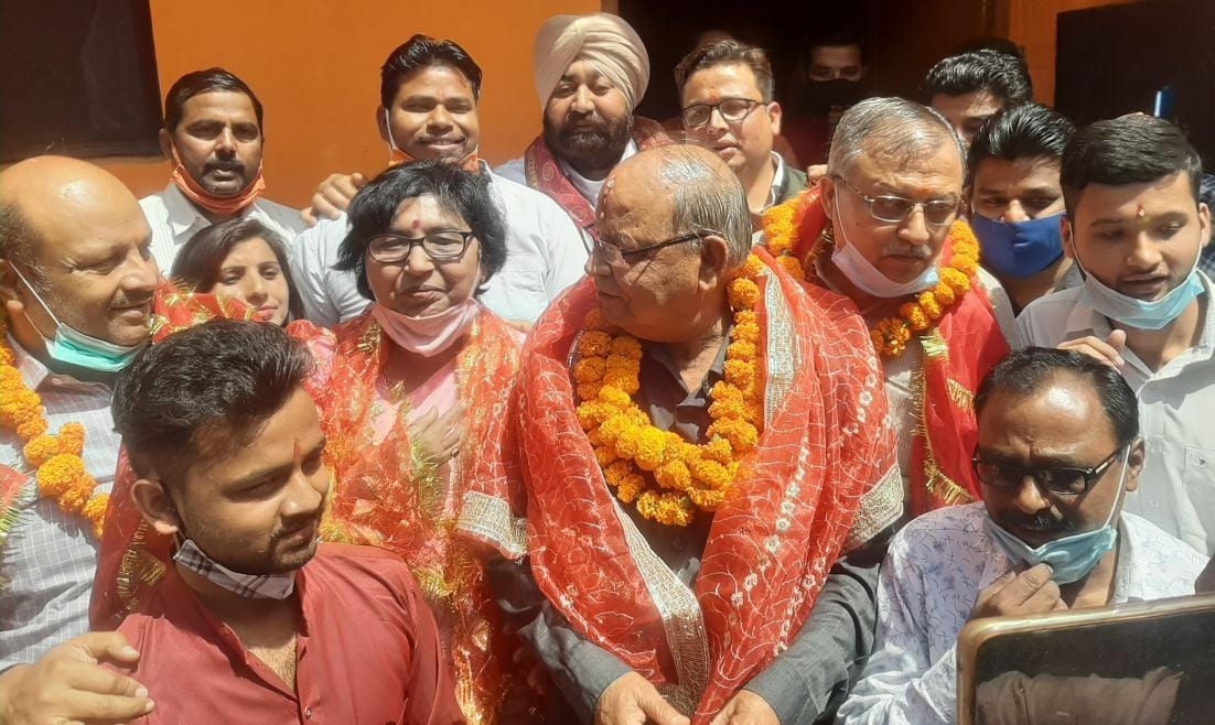 काशीपुर चैती मेले के शुभारंभ में बगैर मास्क के भाजपा नेता और कार्यकर्ता। काशीपुर चैती मेले के शुभारंभ में बगैर मास्क के भाजपा नेता और कार्यकर्ता।