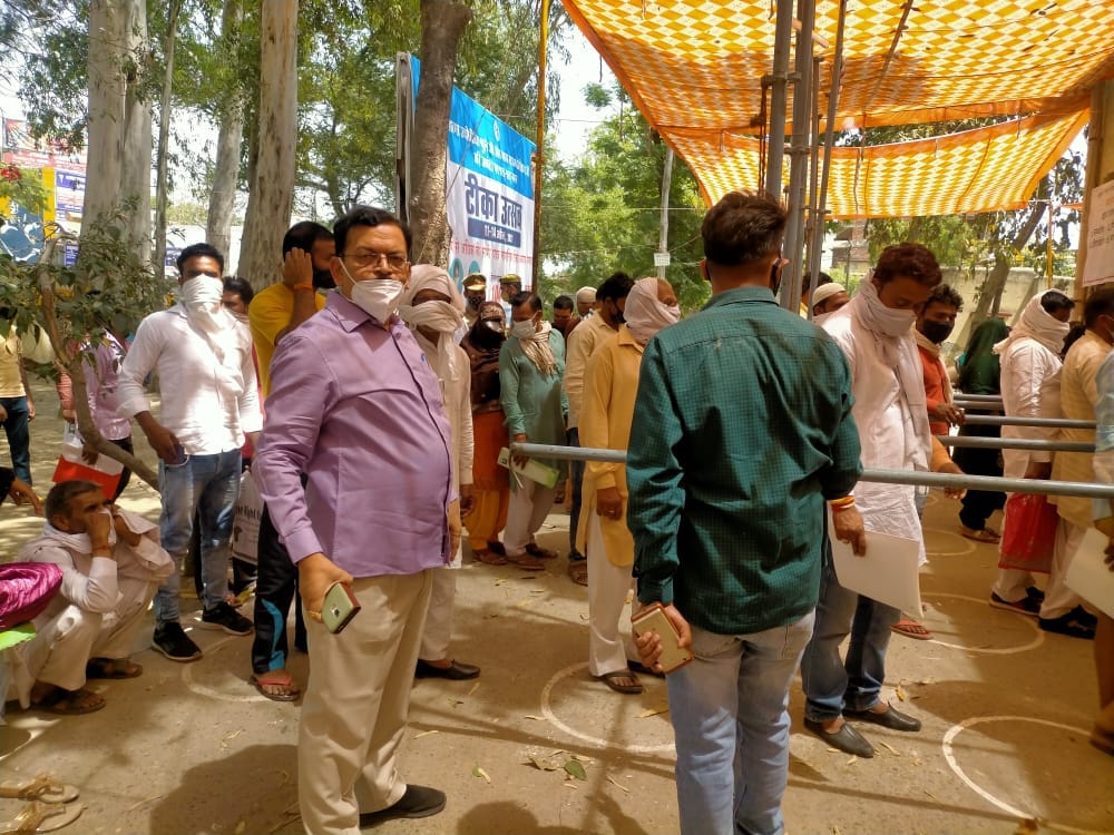 कैराना खंड विकास कार्यालय पर नामाकंन के दौरान सोशल डिस्टेंस का पालन कराते एसडीएम उदभव त्रिपाठी ?