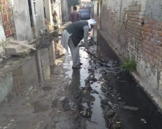 चौसाना के गांव पांथुपूरा में सडक पर फैली गंदगी को निकालता ग्रामीण चौसाना के गांव पांथुपूरा में सडक पर फैली गंदगी को निकालता ग्रामीण