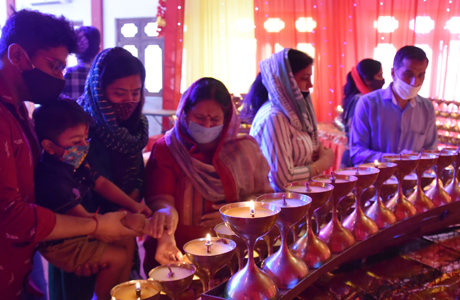 हरि मन्दिर में प्रथम नवरात्रि पर ज्योत प्रजलित करते श्रद्घालु हरि मन्दिर में प्रथम नवरात्रि पर ज्योत प्रजलित करते श्रद्घालु