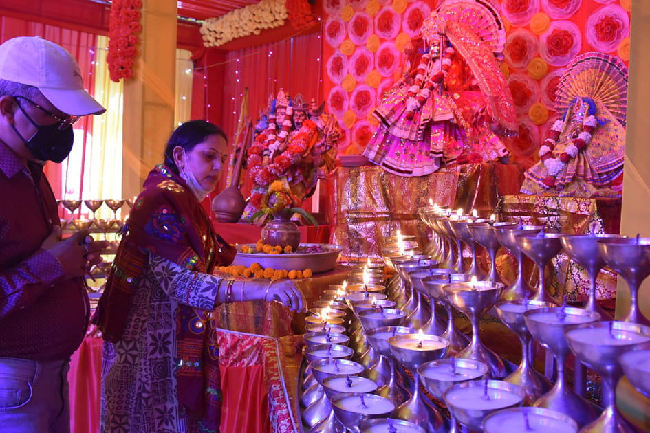 हरि मन्दिर में प्रथम नवरात्रि पर ज्योत प्रजलित करते श्रद्घालु हरि मन्दिर में प्रथम नवरात्रि पर ज्योत प्रजलित करते श्रद्घालु