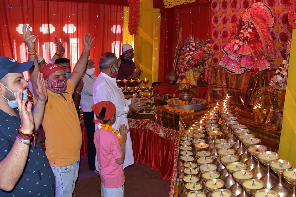 हरि मन्दिर में प्रथम नवरात्रि पर ज्योत जलाकर जयघोष करते श्रद्घालु हरि मन्दिर में प्रथम नवरात्रि पर ज्योत जलाकर जयघोष करते श्रद्घालु