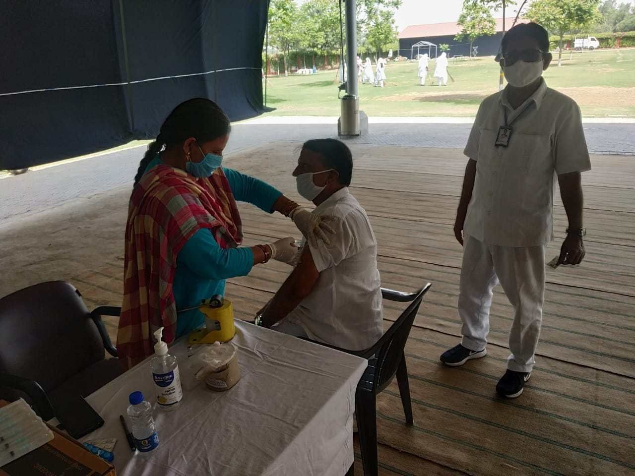 कोरोना का टीका लगवाते स्वास्थ्यकर्मी। संवाद कोरोना का टीका लगवाते स्वास्थ्यकर्मी। संवाद