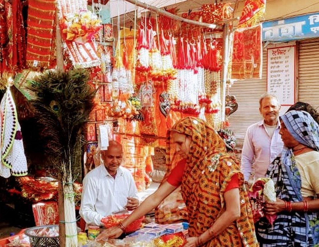 जसपुर में पूजन सामग्री खरीदते लोग। जसपुर में पूजन सामग्री खरीदते लोग।