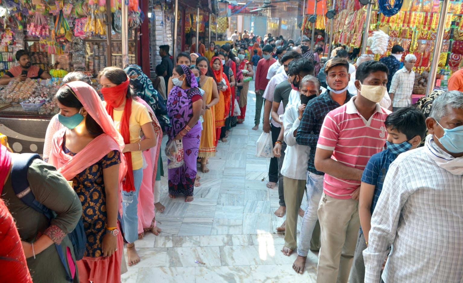संकटादेवी मंदिर में मां के दर्शन के लिए लगी लाइन। संवाद