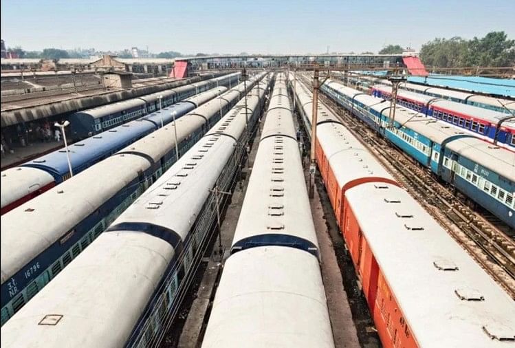 लॉकडाउन की आशंका पर पलायन: प्रवासियों को घर पहुंचाने को बढ़ रहीं ट्रेनें, पढ़ें पूरी जानकारी सांकेतिक तस्वीर