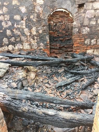 राखपंचमपुर में आग लगने से कमरे में जलकर गिरा छप्पर, जला पड़ा अनाज।