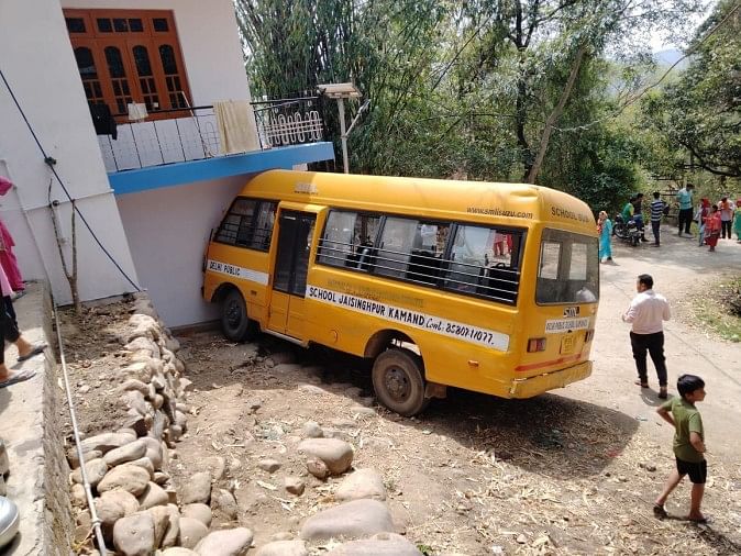 Bus Collided With Home 15 People Injured In Immersion घर स टकर ई बस रल व सर ज त करन ज रह 15 ल ग घ यल Kangra News