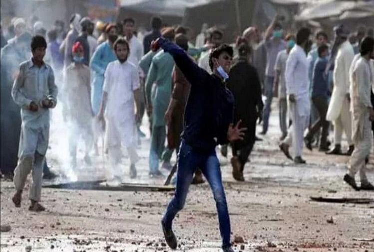 Violence In Pakistan : As Protests Rage In Islamabad, Imran Khan Govt To  Ban A Radical Islamist Party Tehreek I Labaik Saad Rizvi - खूनी संघर्ष:  पाकिस्तान में सड़कें बनीं जंग का