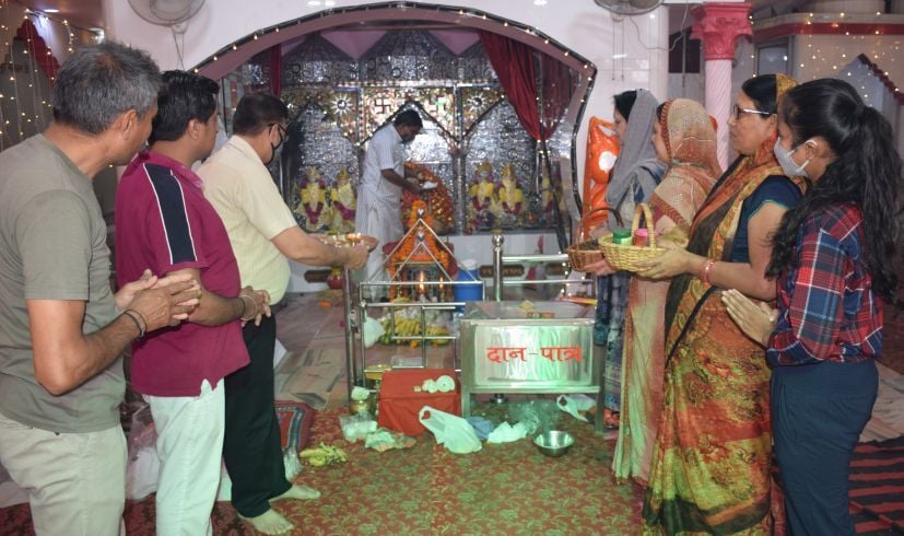 रुद्रपुर के दुर्गा मंदिर में नवरात्र पर पूजा-अर्चना करते भक्त। रुद्रपुर के दुर्गा मंदिर में नवरात्र पर पूजा-अर्चना करते भक्त।