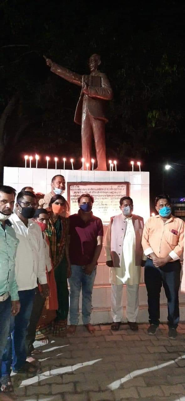 का आंबेडकर की प्रतिमा के समक्ष मोमबत्ती जलाते भाजपाई का आंबेडकर की प्रतिमा के समक्ष मोमबत्ती जलाते भाजपाई