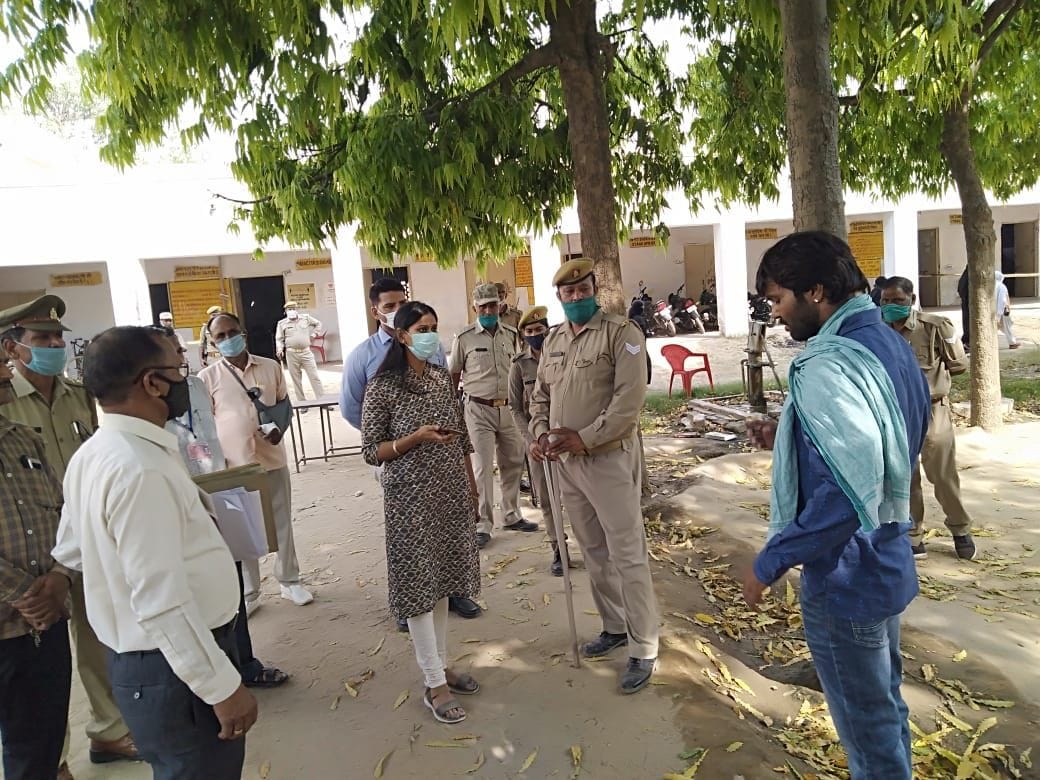 कस्बा के केएल जैन इंटर कालेज के बूथ पर मत पत्रों में गड़बड़ी को लेकर अधिकारियों से नोकझोंक करता प? कस्बा के केएल जैन इंटर कालेज के बूथ पर मत पत्रों में गड़बड़ी को लेकर अधिकारियों से नोकझोंक करता प?