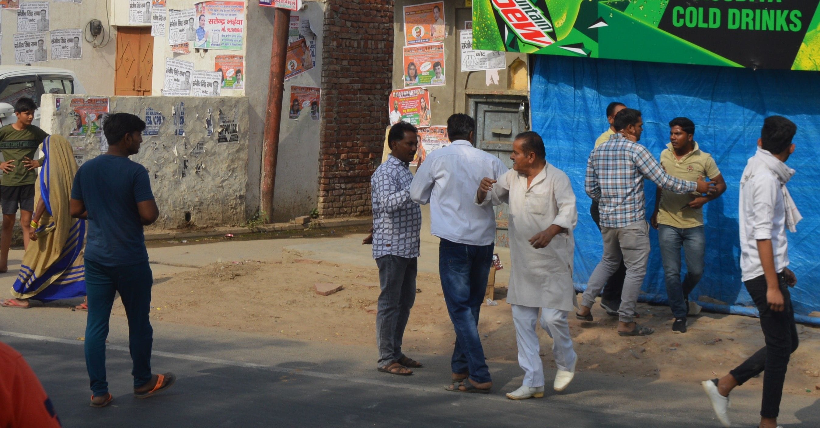 गांव बिसाना में पोलिग बूथ के बाहर दो प्रधान पद के प्रत्यासियों में होती नोकझोंक। गांव बिसाना में पोलिग बूथ के बाहर दो प्रधान पद के प्रत्यासियों में होती नोकझोंक।