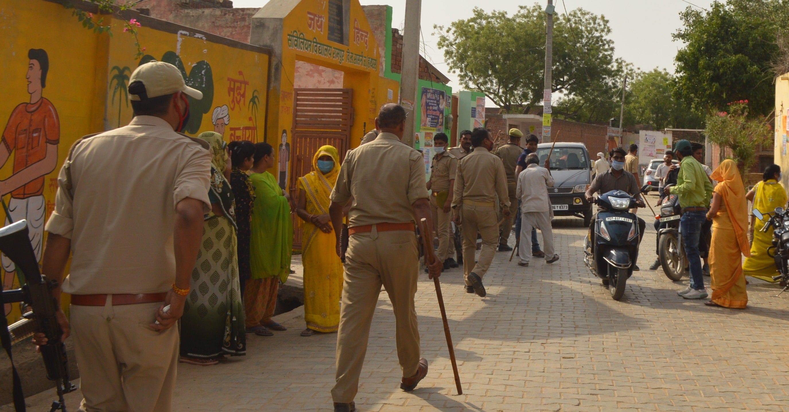 रामपुर में मतदान केंद्र के बाहर से भीड़ को खदेड़ती पुलिस। रामपुर में मतदान केंद्र के बाहर से भीड़ को खदेड़ती पुलिस।
