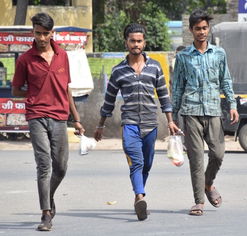 रुद्रपुर के बाइपास मार्ग पर बगैर मास्क घूमते युवक। रुद्रपुर के बाइपास मार्ग पर बगैर मास्क घूमते युवक।
