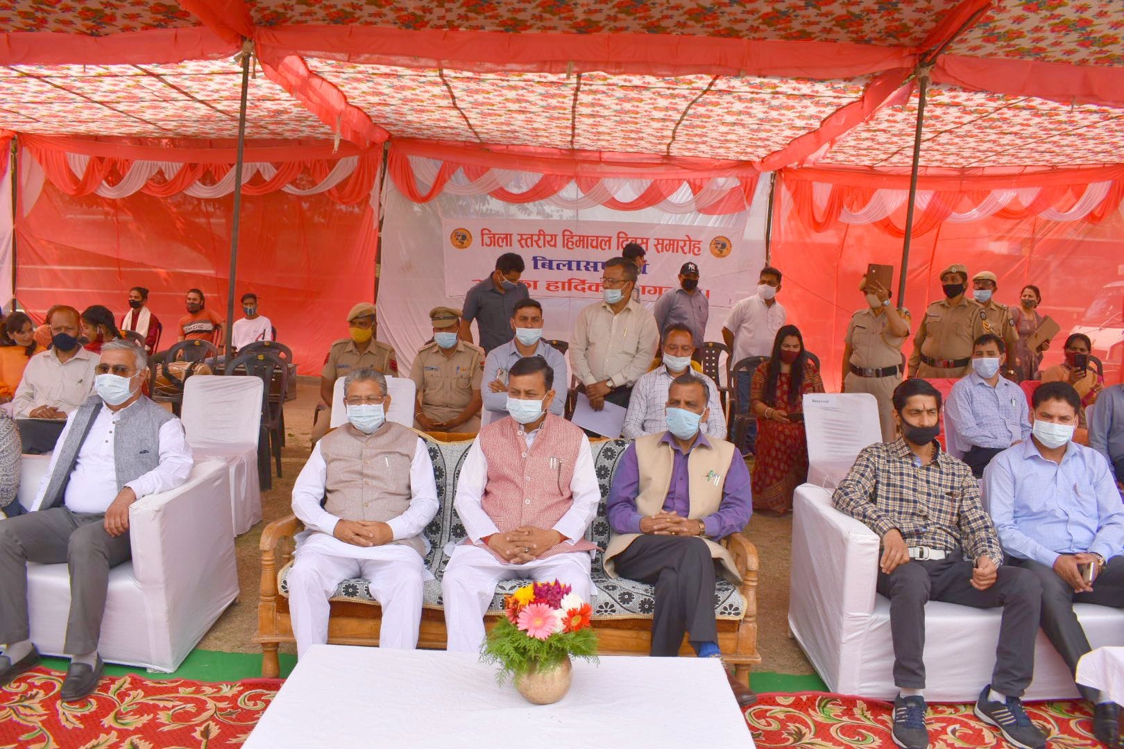 बिलासपुर में आयोजित हिमाचल दिवस के कार्यक्रम के दौरान पंडाल में बैठे मुख्यातिथि मंत्री राजेंद्?