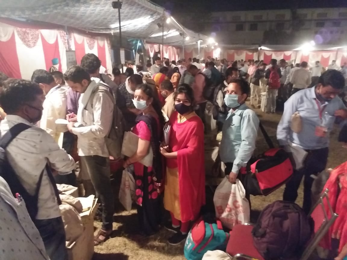 बलियाखेड़ी ब्लॉक क्षेत्र की मतपेटियां जेवी जैन इंटर कॉलेज में जमा कराने पहुंचे चुनाव ड्यूटी में बलियाखेड़ी ब्लॉक क्षेत्र की मतपेटियां जेवी जैन इंटर कॉलेज में जमा कराने पहुंचे चुनाव ड्यूटी में
