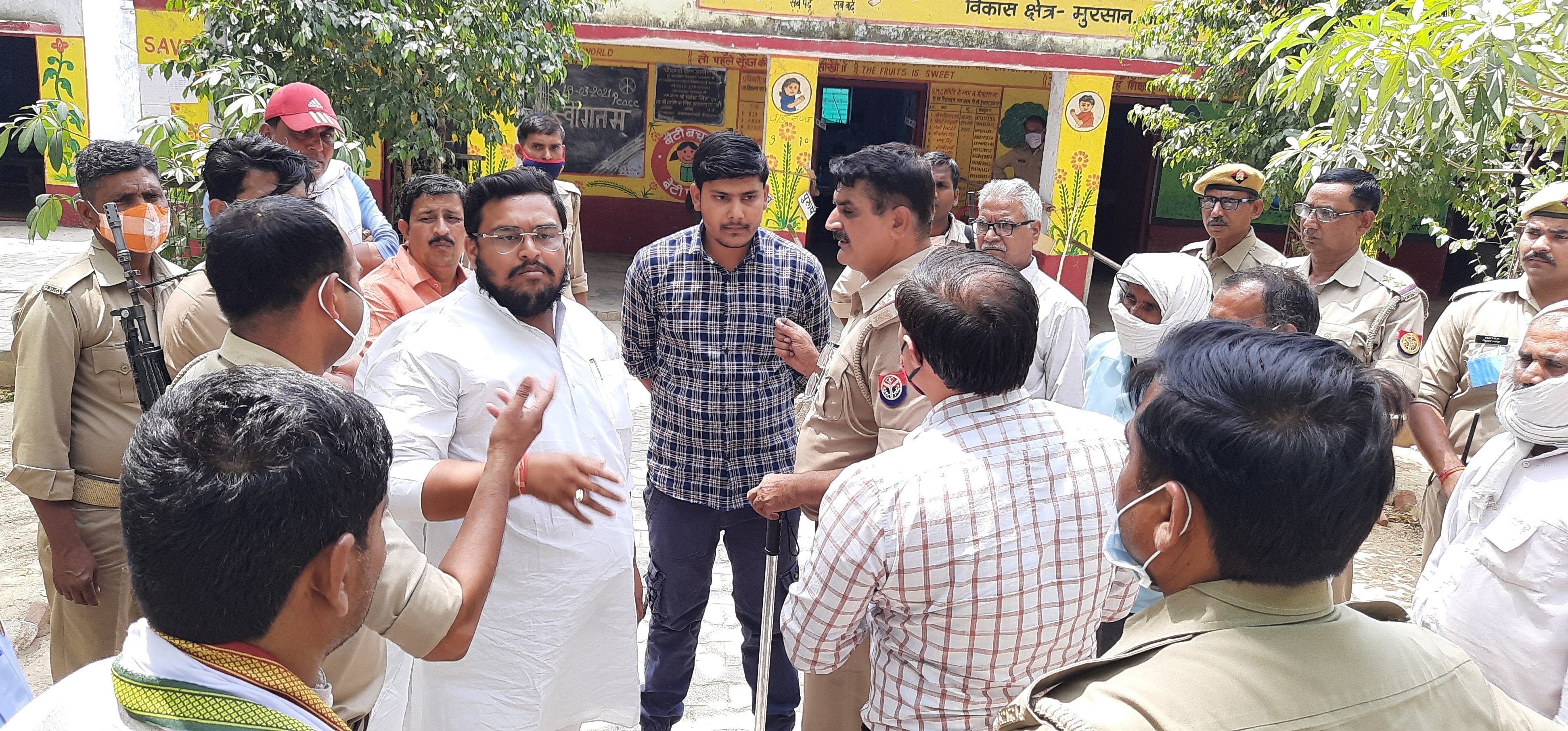 मुरसान में एक पोलिंग बूथ पर फर्जी मतदान की सूचना पर पहुंची पुलिस व लगी भीड़। मुरसान में एक पोलिंग बूथ पर फर्जी मतदान की सूचना पर पहुंची पुलिस व लगी भीड़।