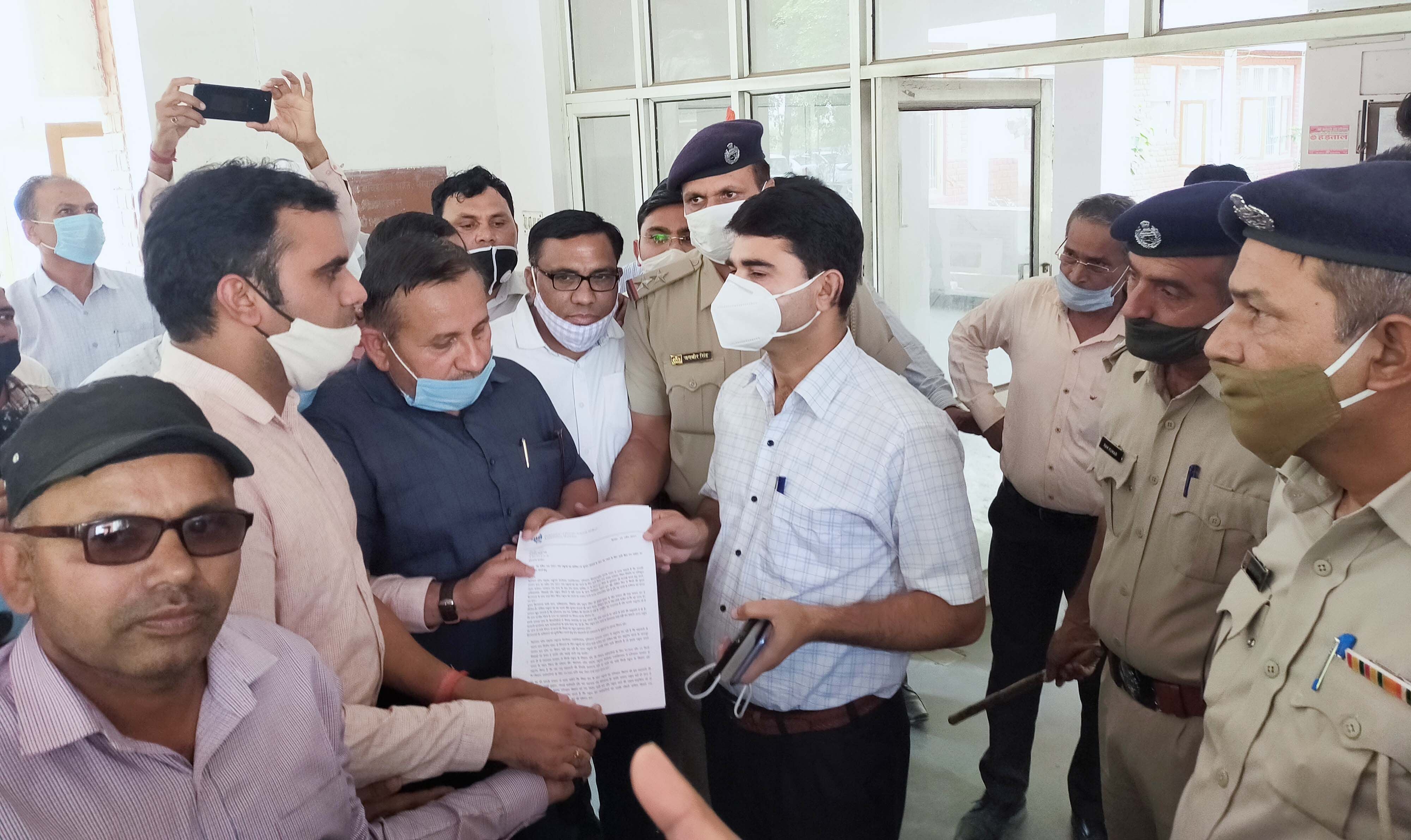 एसडीएम को ज्ञापन देते निजी स्कूल संचालक व अध्यापक। संवाद एसडीएम को ज्ञापन देते निजी स्कूल संचालक व अध्यापक। संवाद
