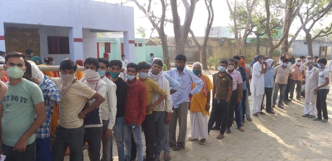 ग्राम देदामई में मतदान के लिए लगी मतदाताओं की लाइन ग्राम देदामई में मतदान के लिए लगी मतदाताओं की लाइन