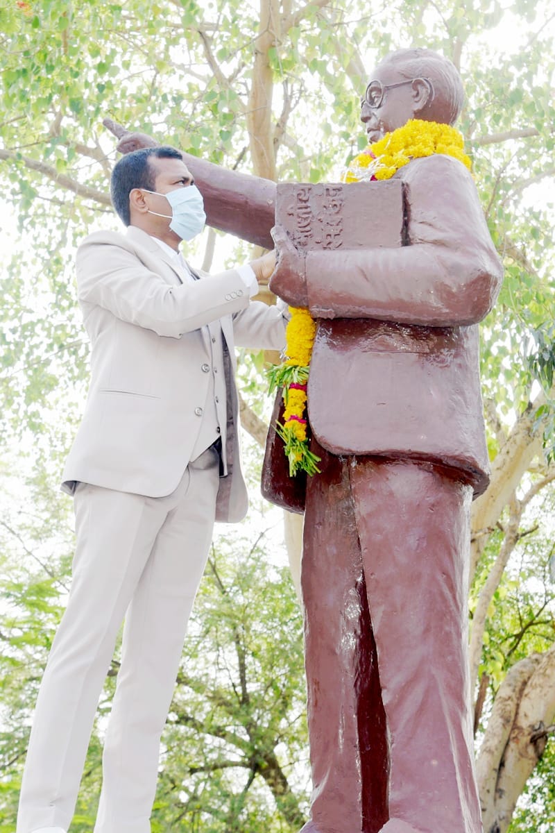 जेल चौराहे स्थित डा आंबेडकर प्रतिमा पर माल्यार्पण करते जिलाधिकारी जेल चौराहे स्थित डा आंबेडकर प्रतिमा पर माल्यार्पण करते जिलाधिकारी
