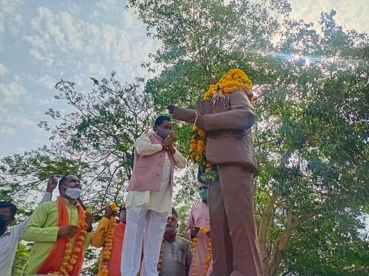 जेल चौराहा स्थित डा. आंबेडकर की प्रतिमा पर माल्यार्पण करते सदर विधायक जेल चौराहा स्थित डा. आंबेडकर की प्रतिमा पर माल्यार्पण करते सदर विधायक