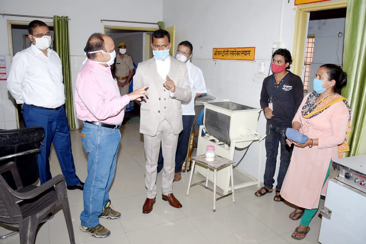 जिला अस्पताल में डीएम को जानकारी देते सीएमएस जिला अस्पताल में डीएम को जानकारी देते सीएमएस